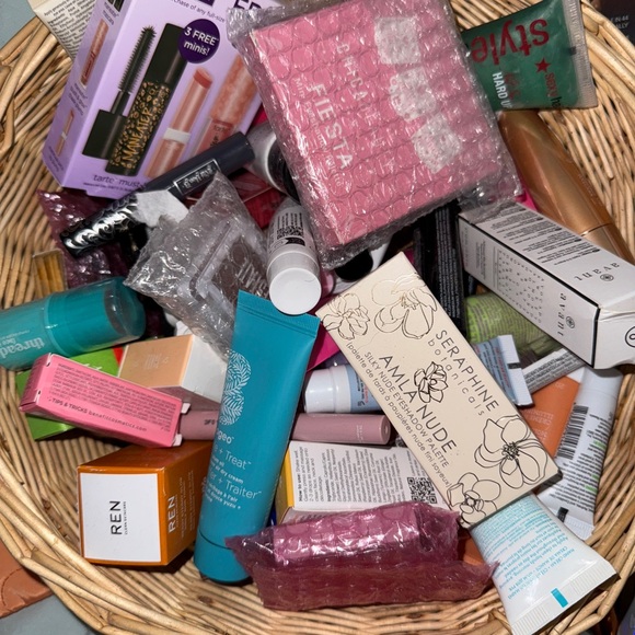 Mystery Boxes 10 Makeup, skincare, hair, nail, etc deluxe samples & full size - Picture 7 of 17